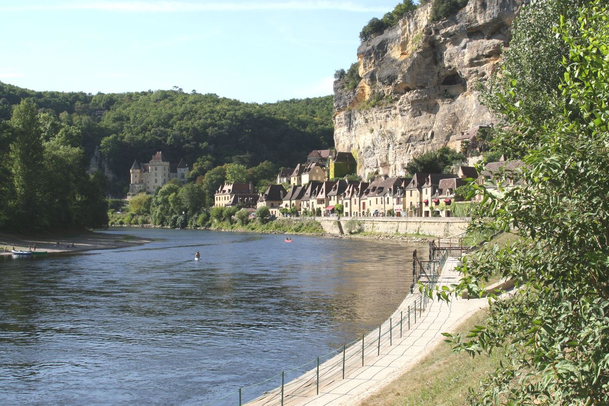 La Roque-Gageac au pied de sa falaise, au bord de la Dordogne