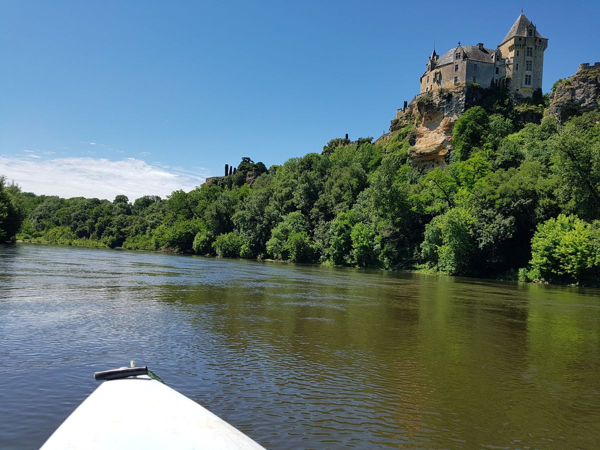 En canoë sur la Dordogne, sous le château de Montfort