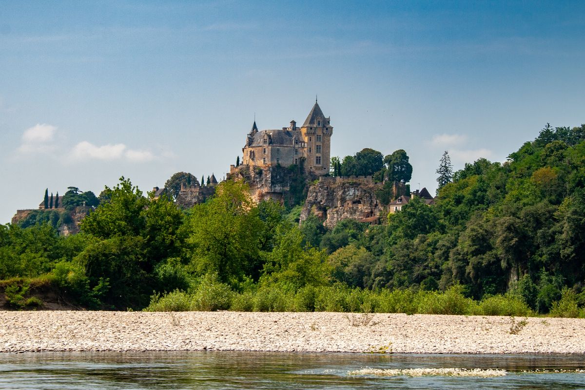 Le château de Montfort au-dessus de la Dordogne, à Vitrac