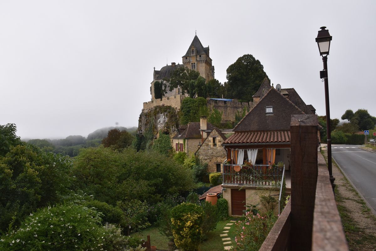 Le hameau et le château de Montfort, à Vitrac