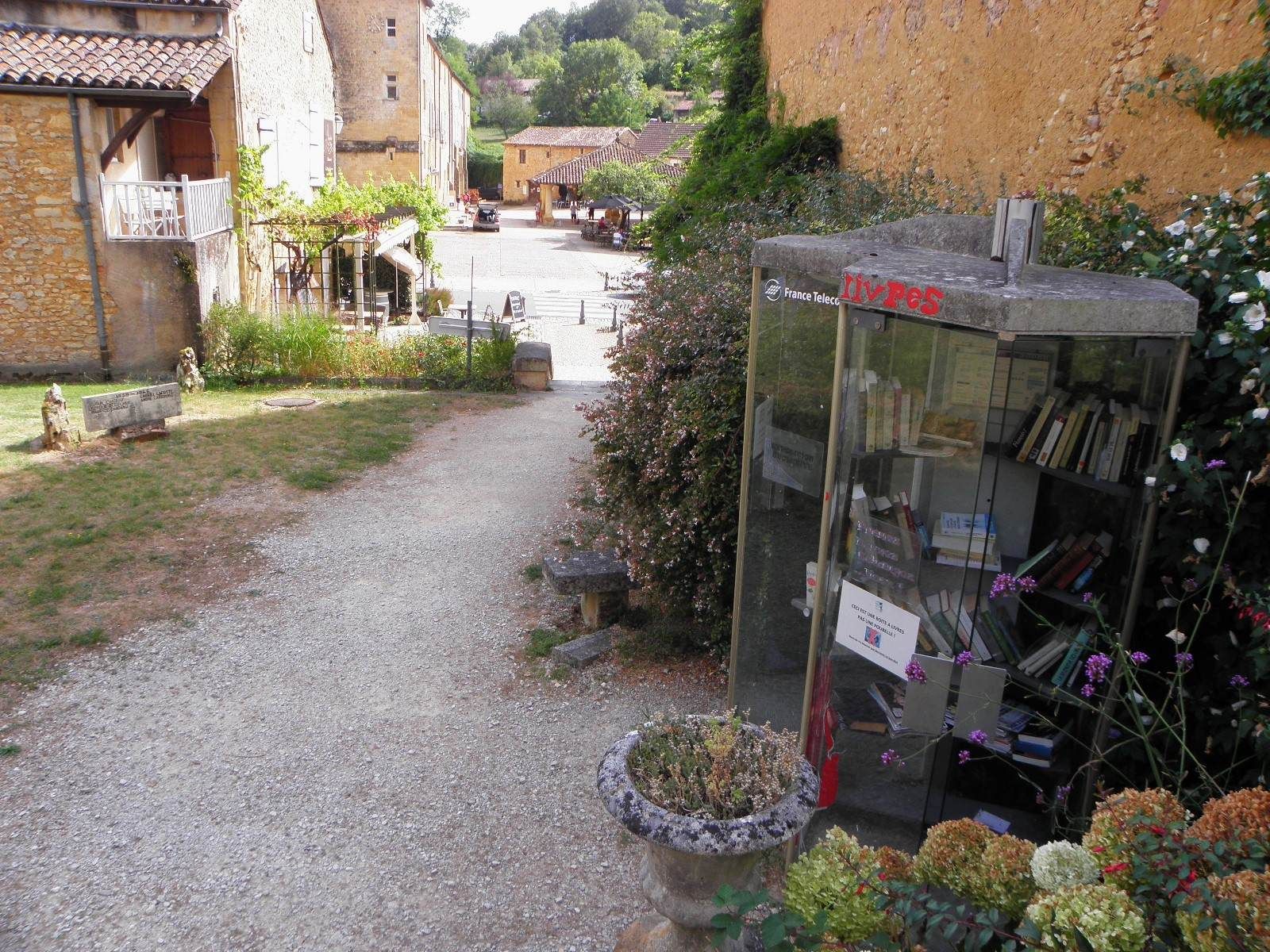 Boîte à livres à Le Buisson-de-Cadouin
